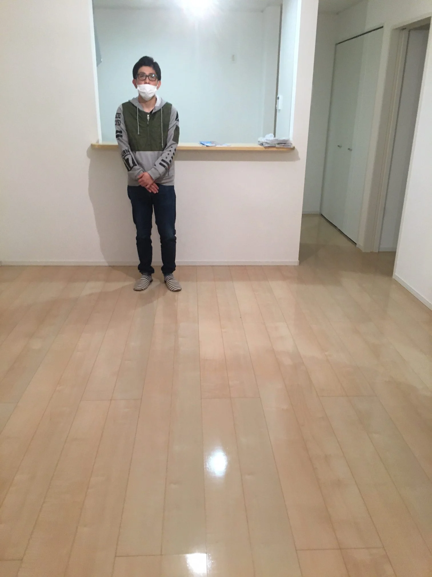 東京都足立区のご新築マンションで施工後の床とお客様のご様子(UVフロアコーティング施工後)