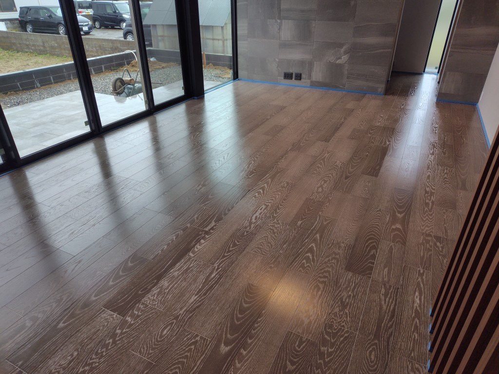 家具のない広々とした新築のリビングルーム