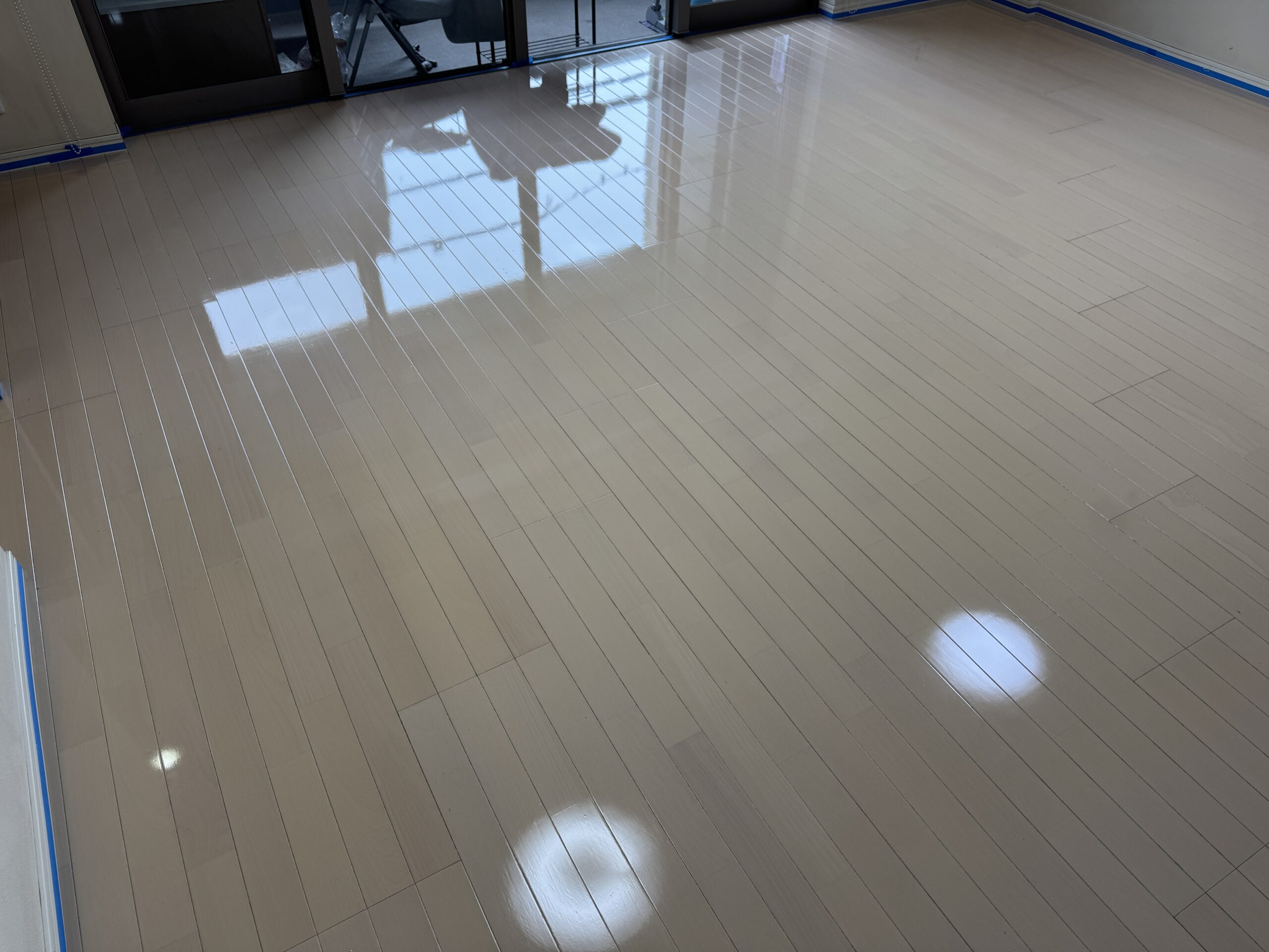 新築のリビングと輝くフローリング