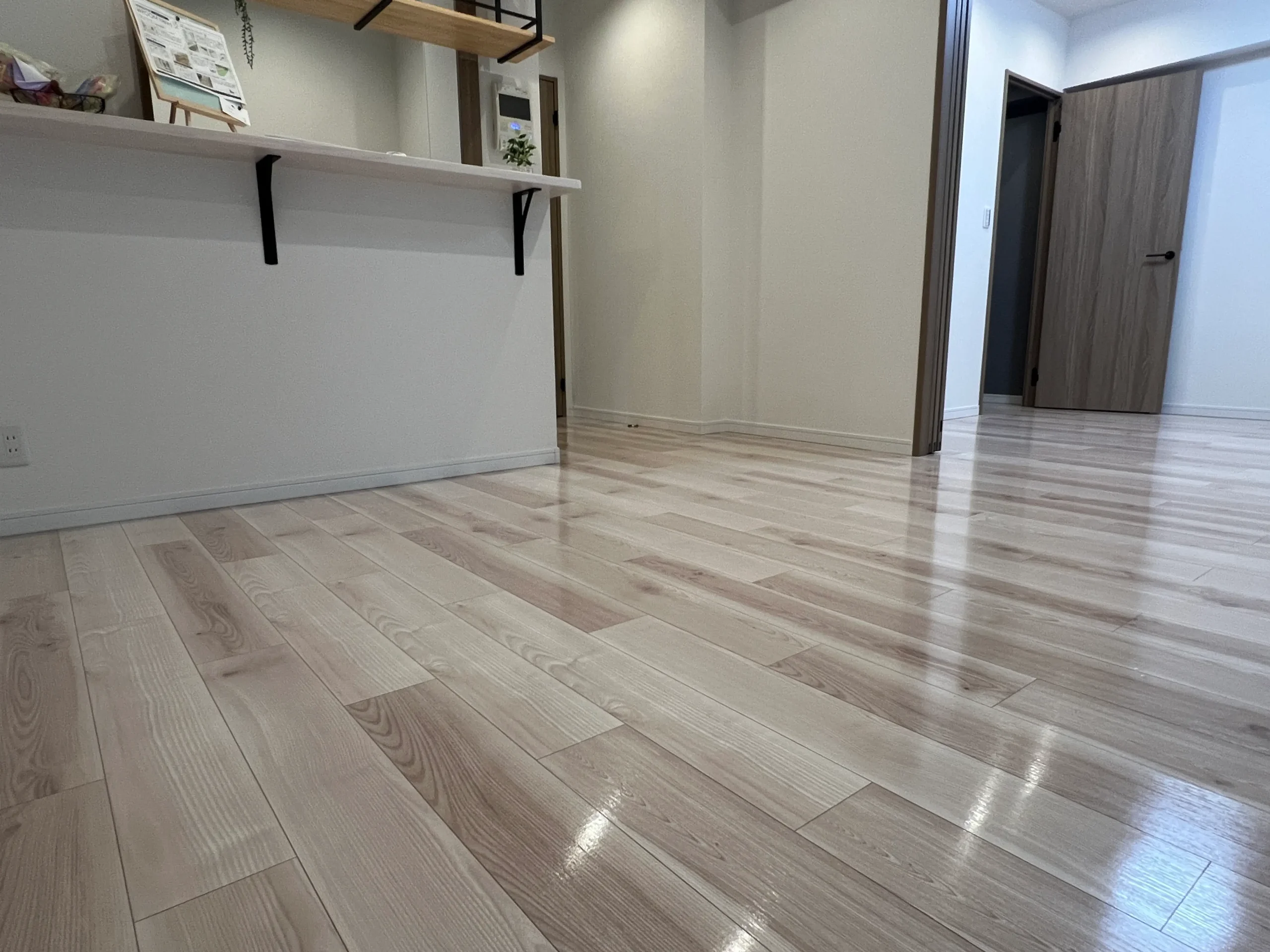 リノベーション済みの中古住宅のフローリング