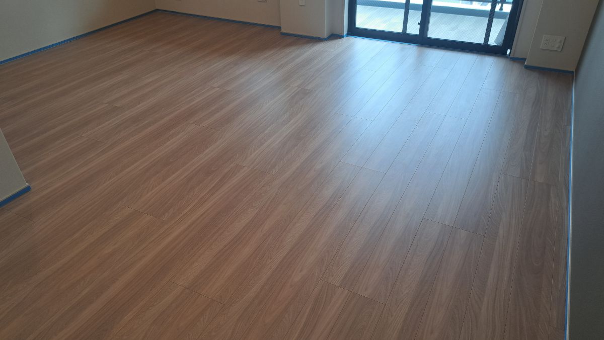 【施工前】草加市フロアコーティングの施工前|埼玉県草加市のご新築マンションのフローリング(セラミックガラスフロアコーティング施工前)