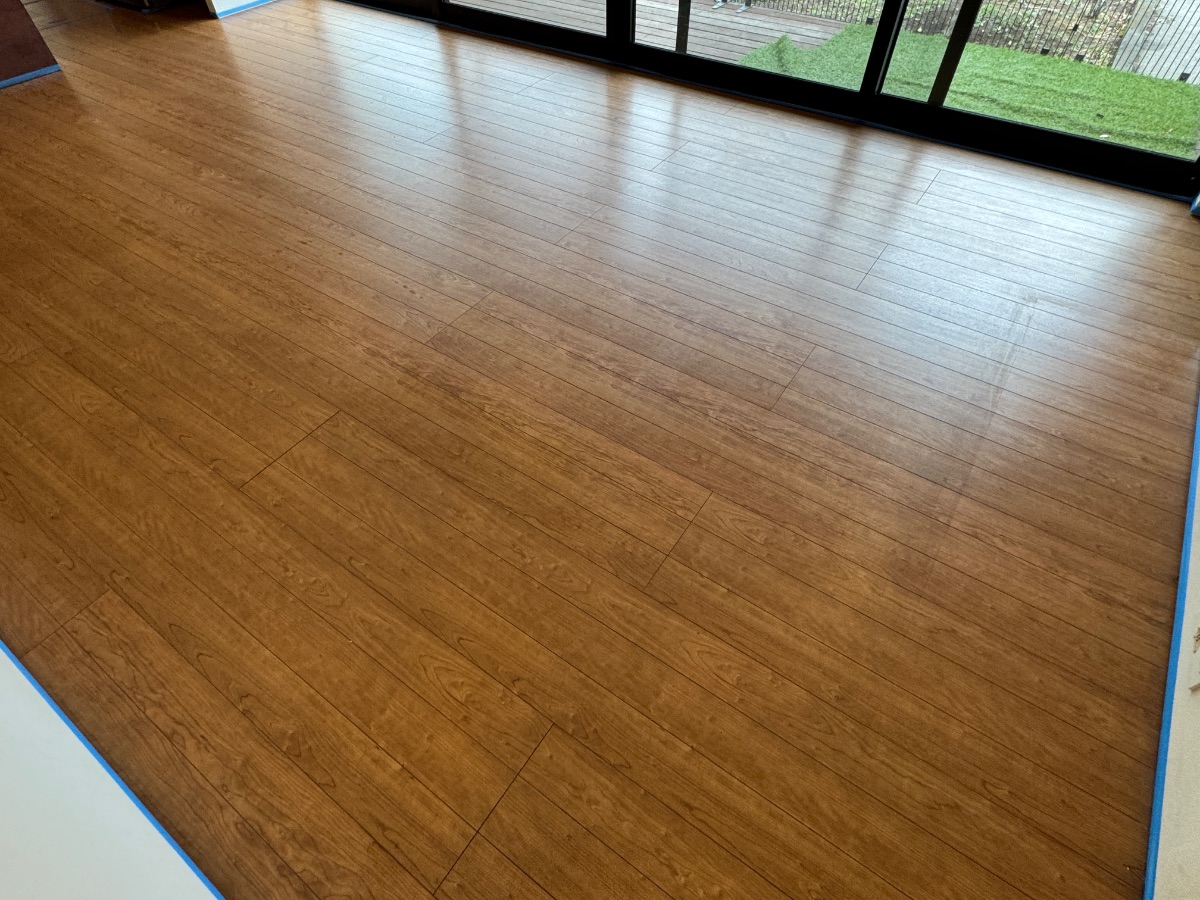 【施工前】春日部フロアコーティングの施工前|埼玉県春日部市のご入居中戸建てのフローリング(ワンニャンすべらんフロアコーティング施工前)