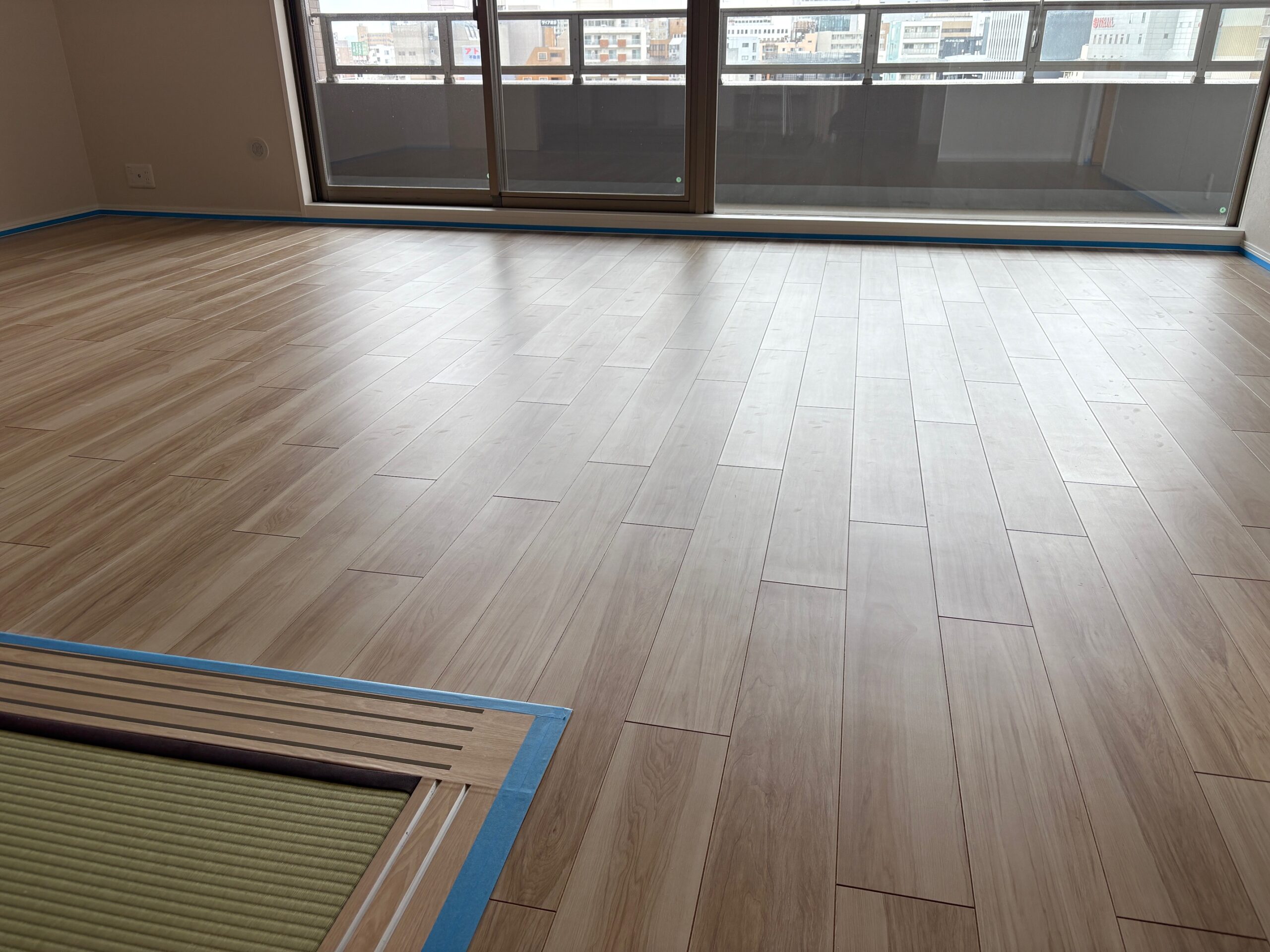 【施工前】新潟市フロアコーティングの施工前｜新潟県新潟市のリノベーション済みマンションのフローリング（セラミックガラスフロアコーティング施工前）