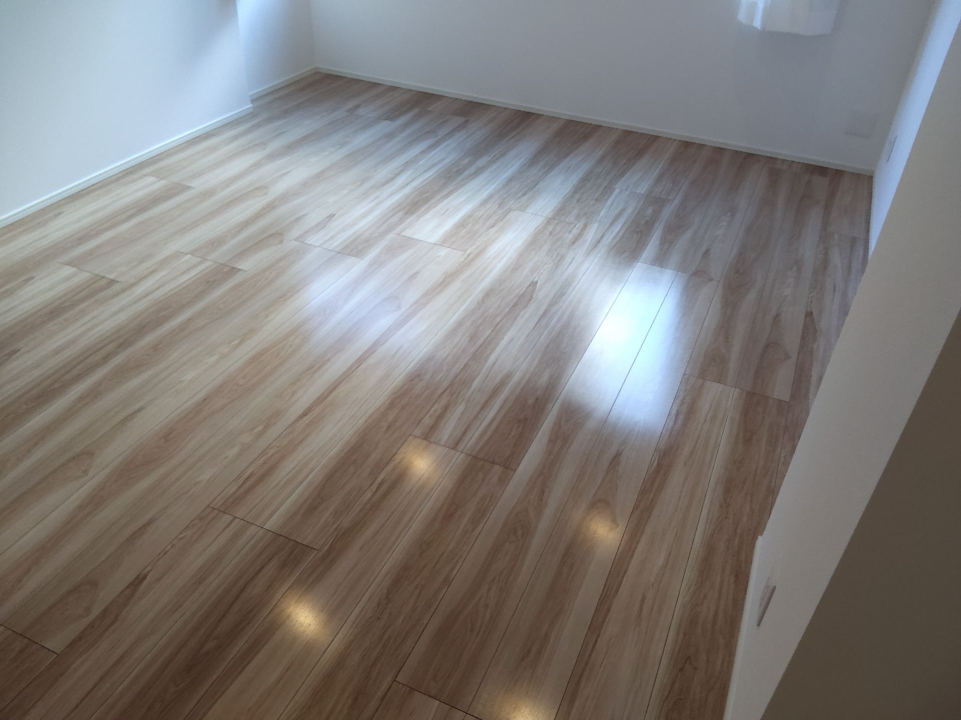 【施工後】港区フロアコーティングの施工後|東京都港区のリノベーション済みマンションにセラミックガラスフロアコーティングを施工した仕上り