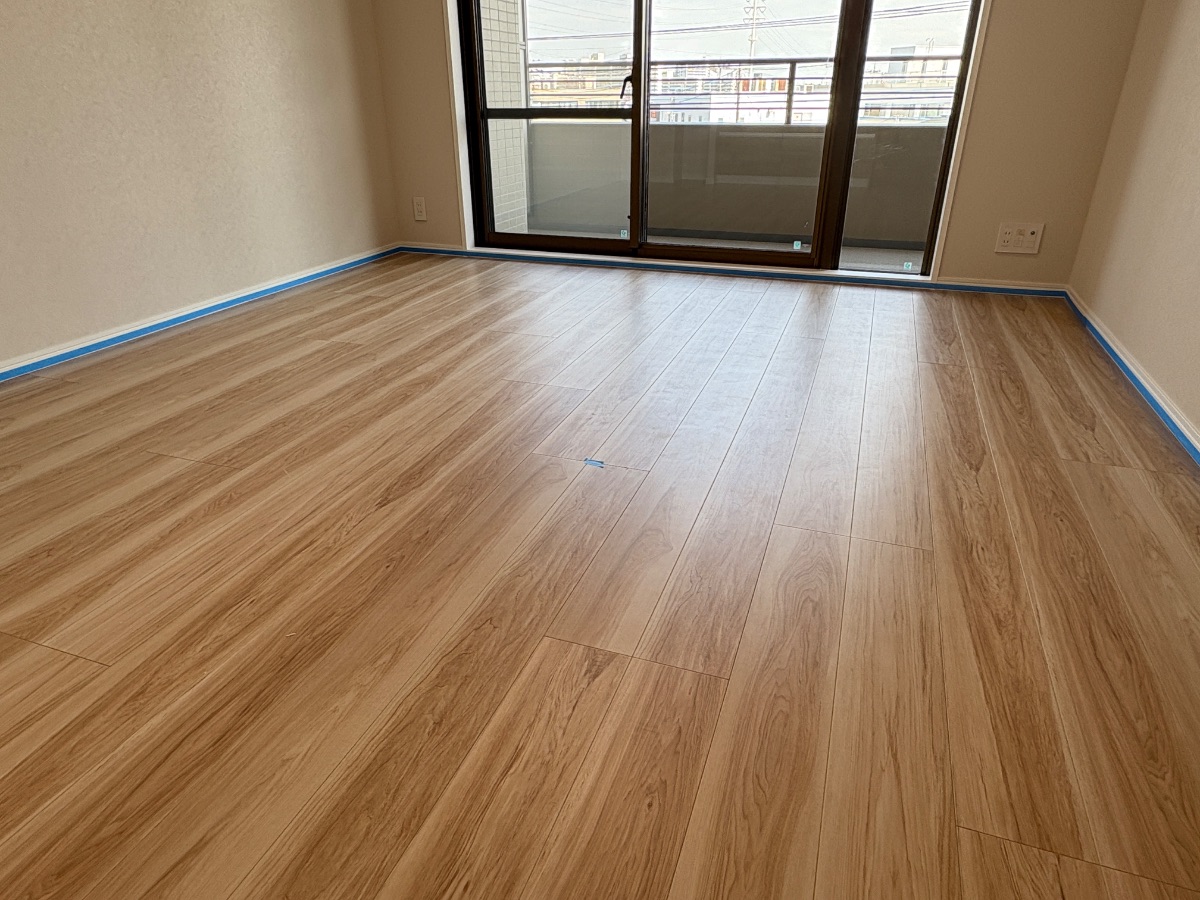 【施工前】所沢市フロアコーティングの施工前|埼玉県所沢市のリノベーション済みマンションのフローリング(ガラスフロアコーティング施工前)