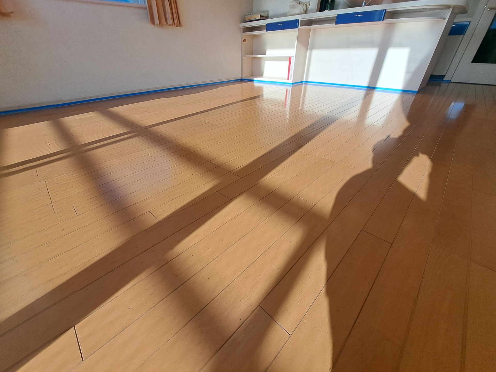 【施工前】千葉市フロアコーティングの施工前｜千葉県千葉市のご入居中マンションのフローリング（ガラスフロアコーティング施工前）