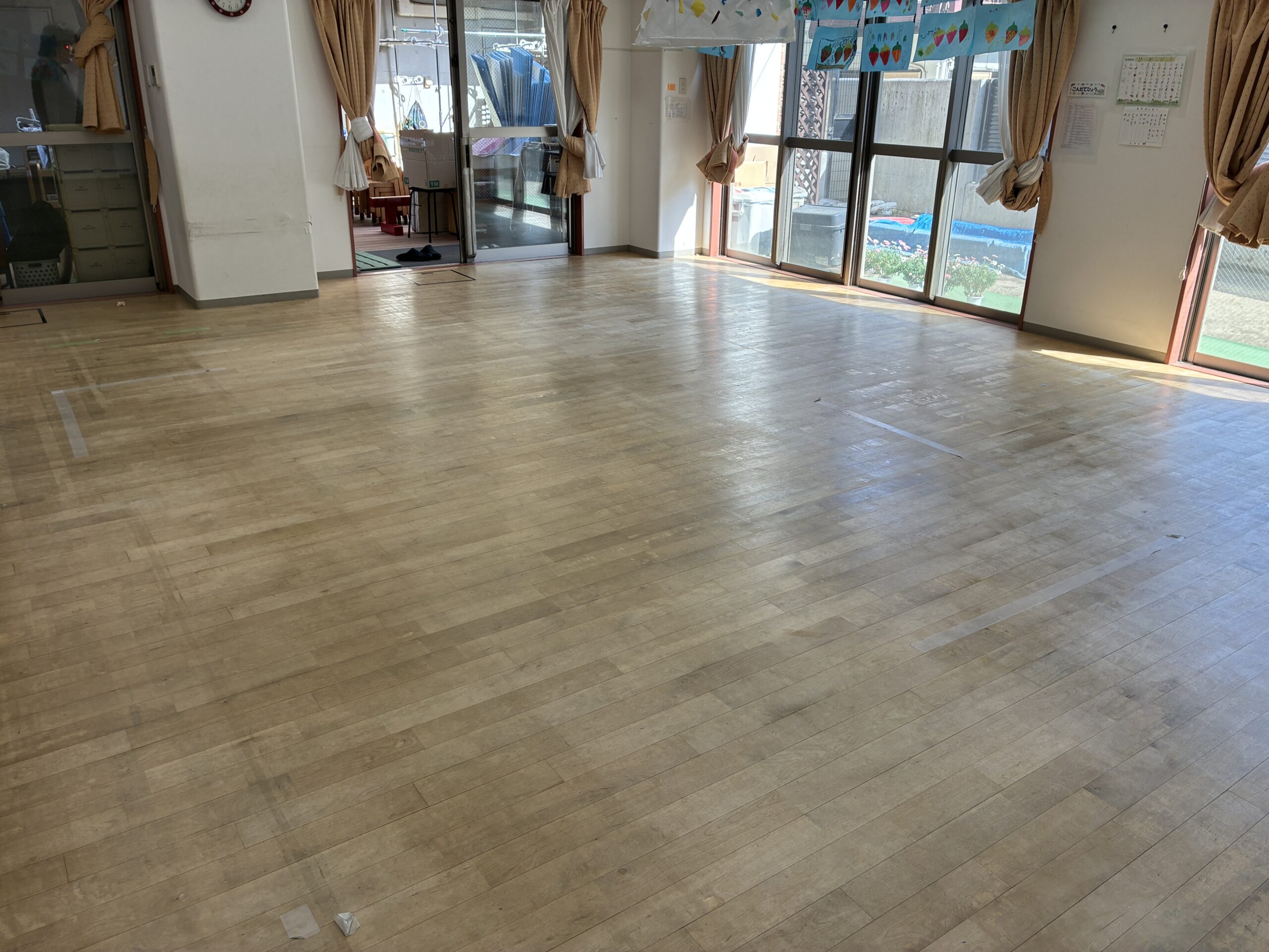 【施工前】千葉市フロアサンディングの施工前|千葉県千葉市の保育施設のフローリング(フロアサンディング施工前)