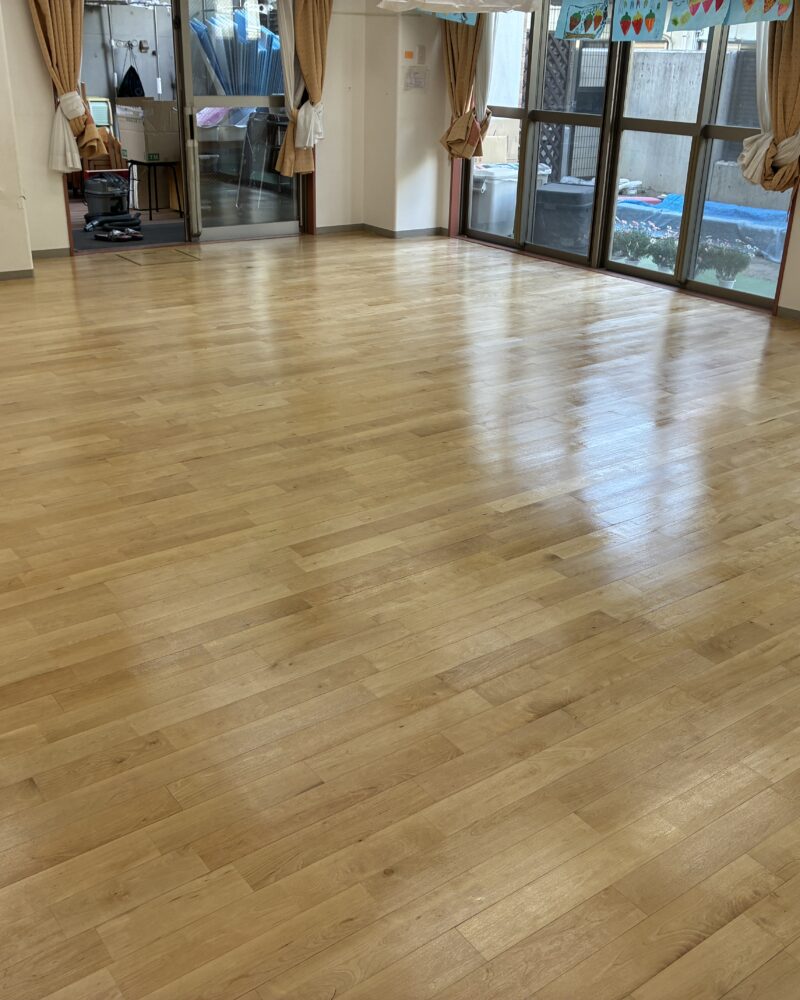 【施工後】千葉市フロアサンディングの施工後｜千葉県千葉市の保育施設にフロアサンディングを施工した仕上り