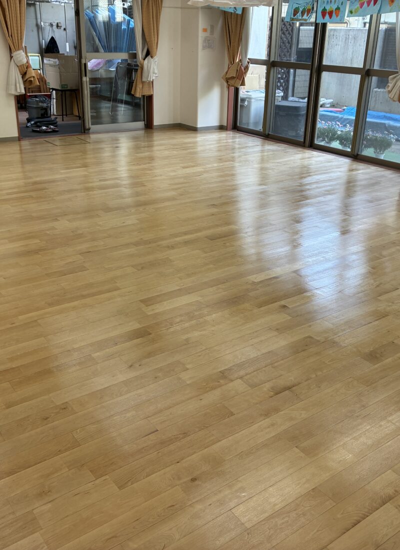 【施工後】千葉市フロアサンディングの施工後｜千葉県千葉市の保育施設にフロアサンディングを施工した仕上り