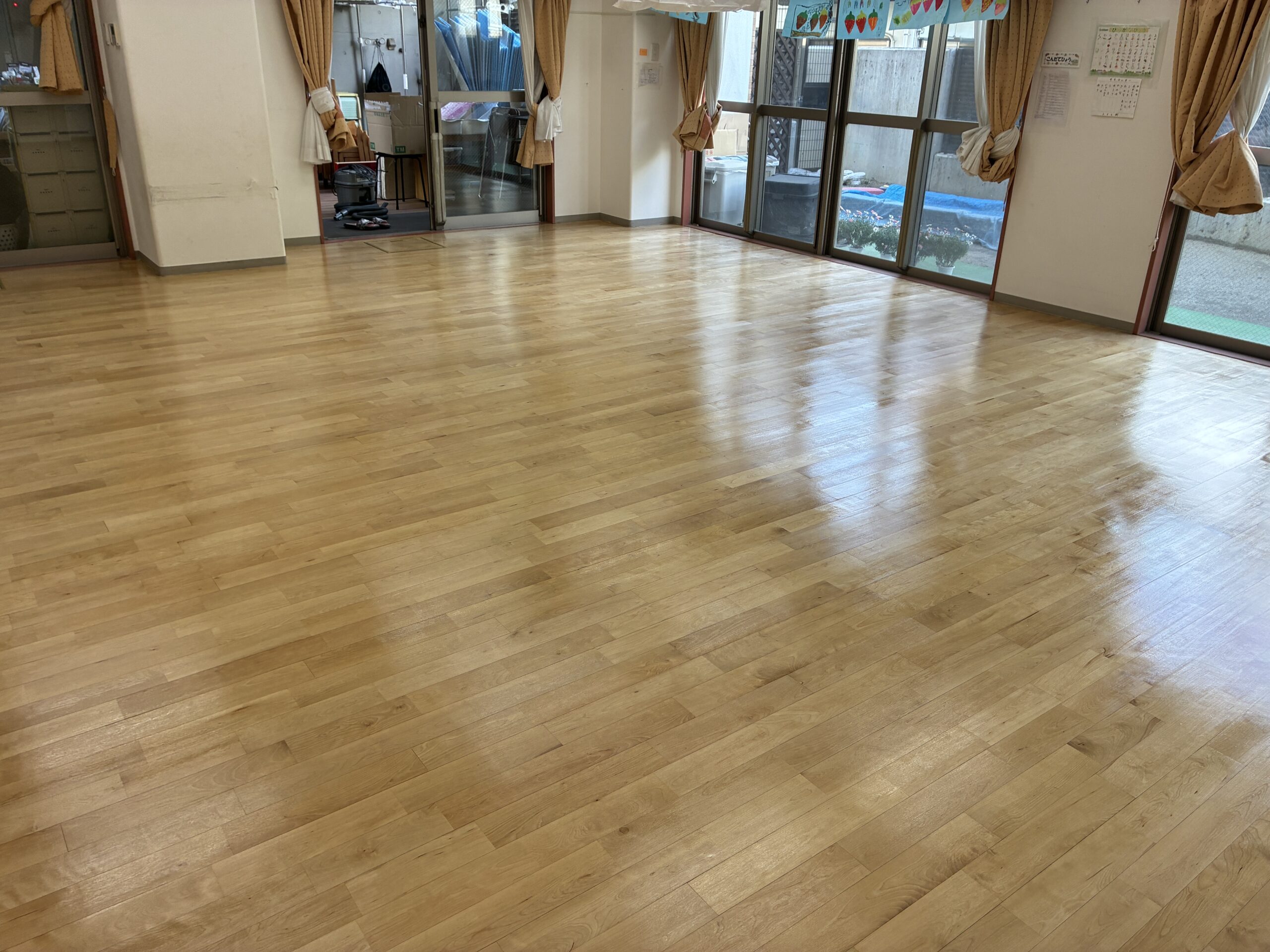 【施工後】千葉市フロアサンディングの施工後|千葉県千葉市の保育施設にフロアサンディングを施工した仕上り