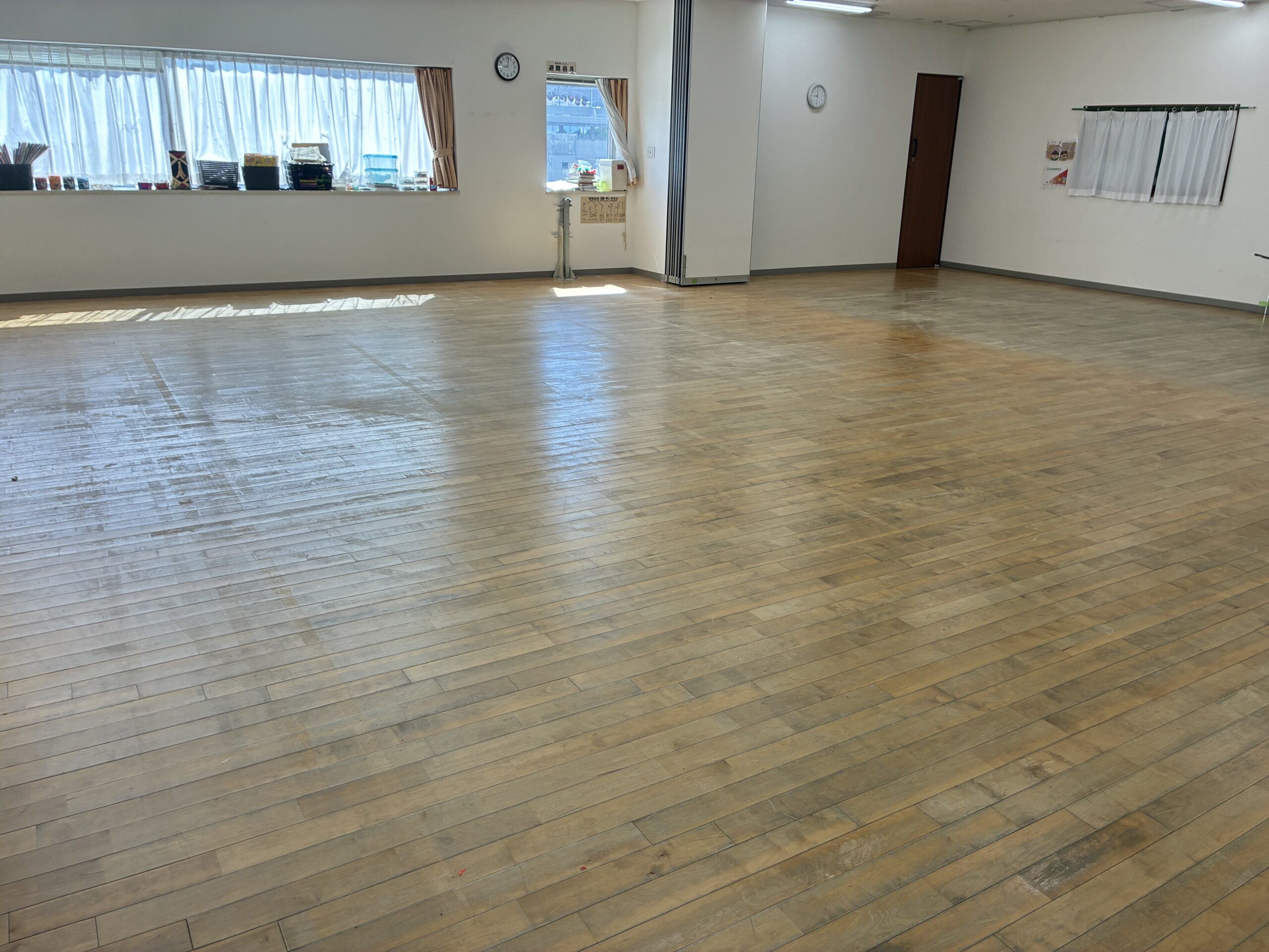 【施工前】千葉市フロアサンディングの施工前｜千葉県千葉市の保育施設のフローリング（フロアサンディング施工前）