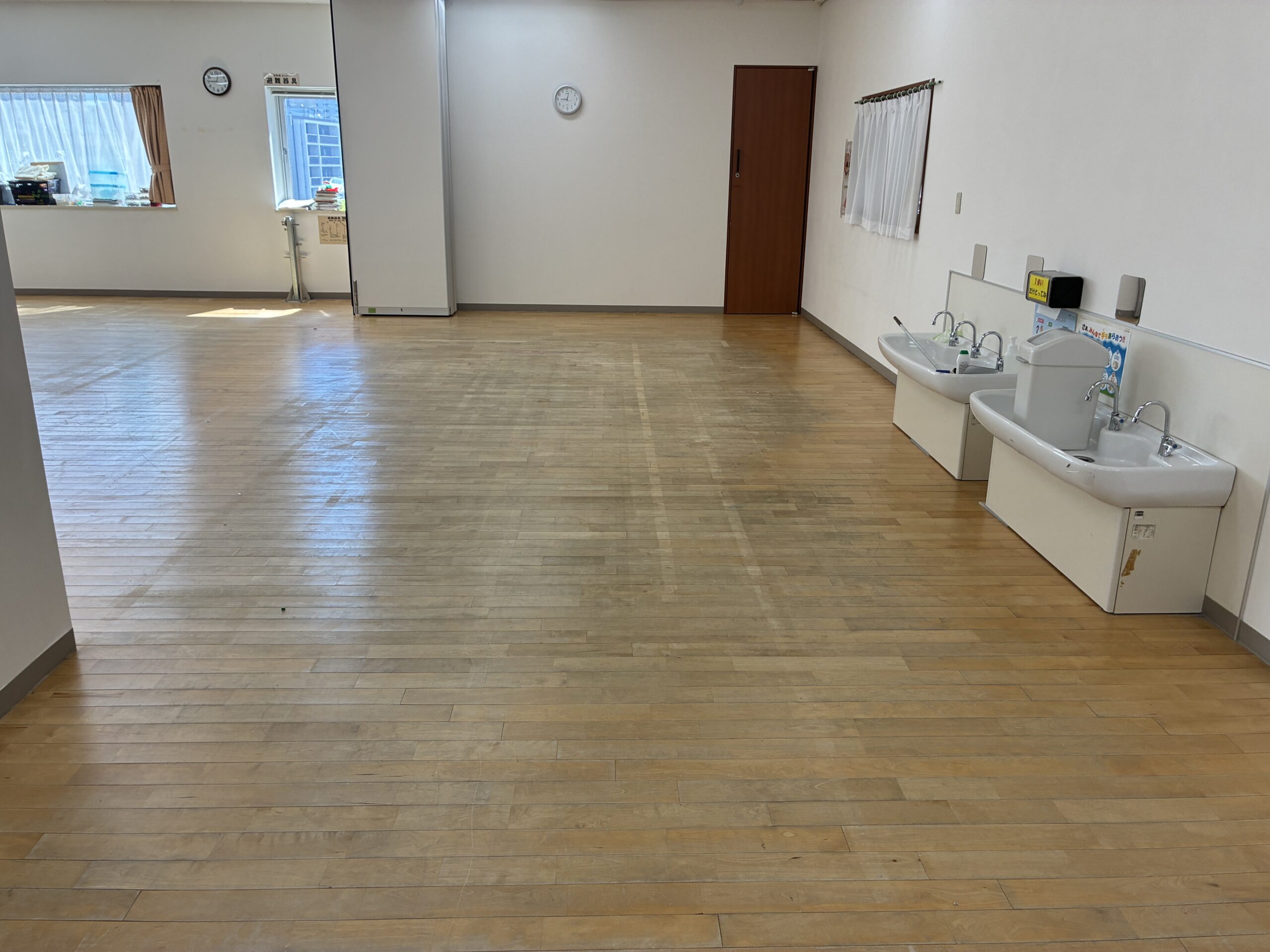 【施工前】川崎市フロアサンディングの施工前|神奈川県川崎市の保育施設のフローリング(フロアサンディング施工前)