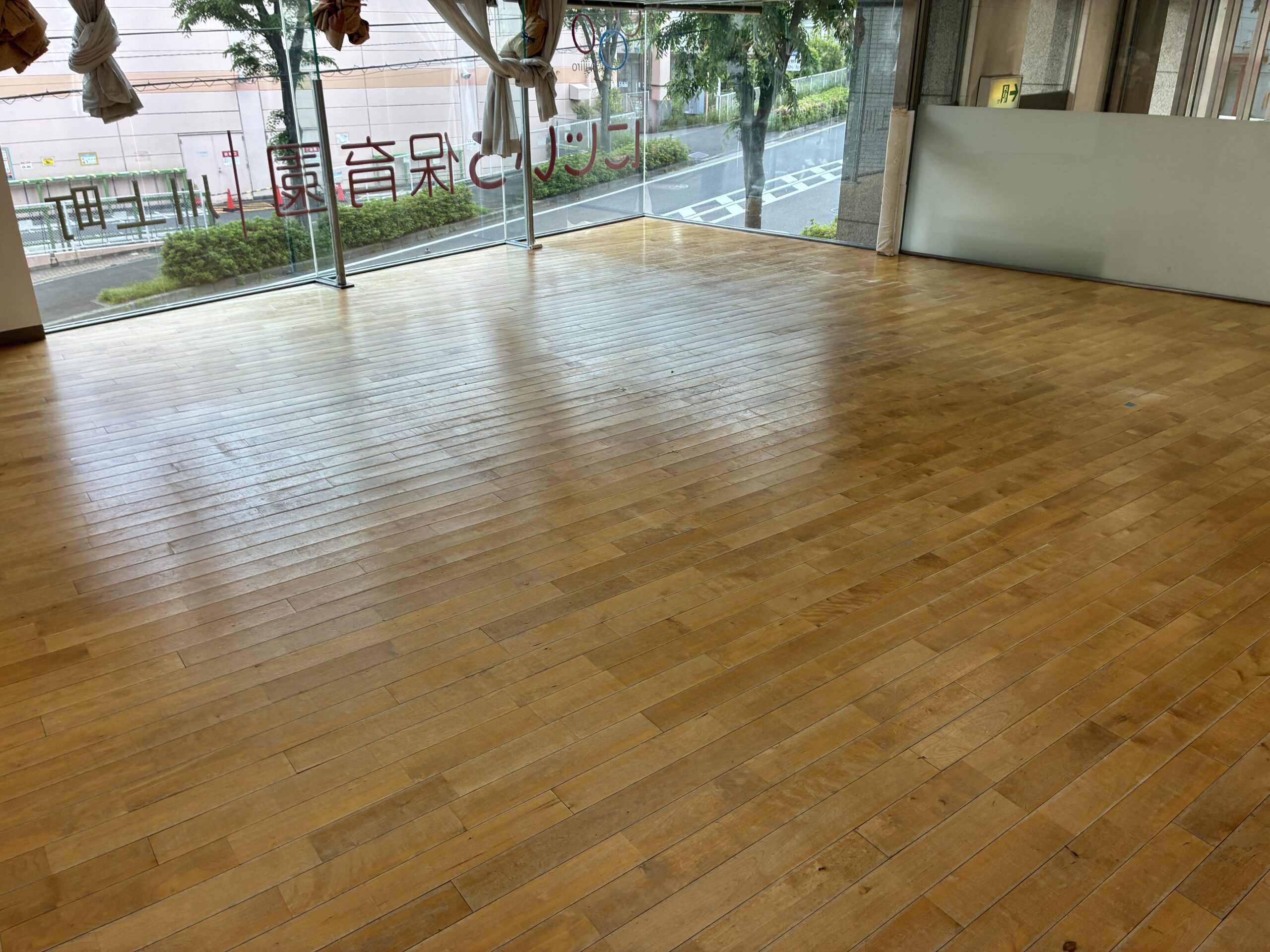 【施工前】川口市フロアサンディングの施工前|埼玉県川口市の保育施設のフローリング(フロアサンディング施工前)