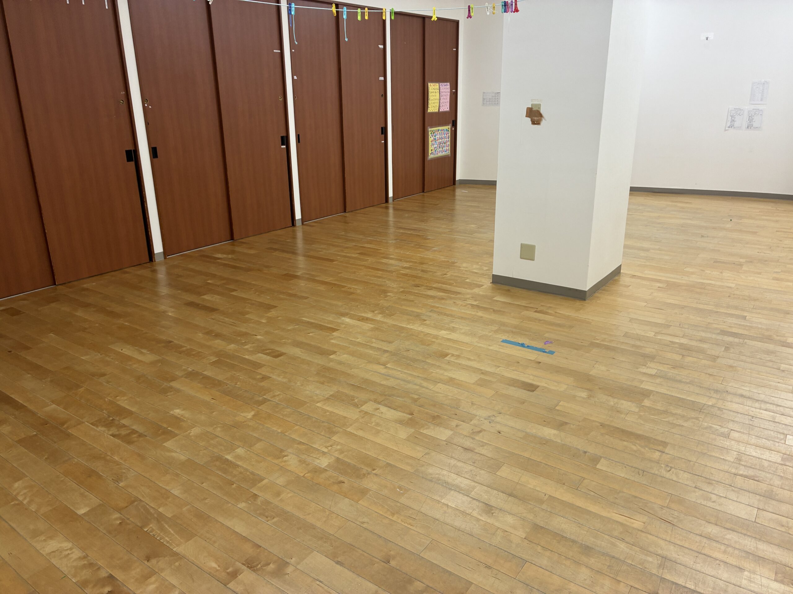 【施工前】八王子フロアサンディングの施工前｜東京都八王子市の保育施設のフローリング（フロアサンディング施工前）