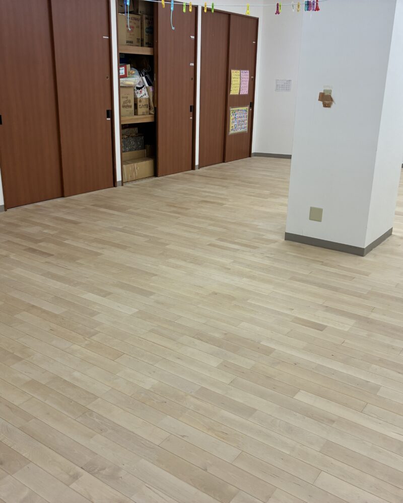 【施工後】八王子フロアサンディングの施工後｜東京都八王子市の保育施設にフロアサンディングを施工した仕上り