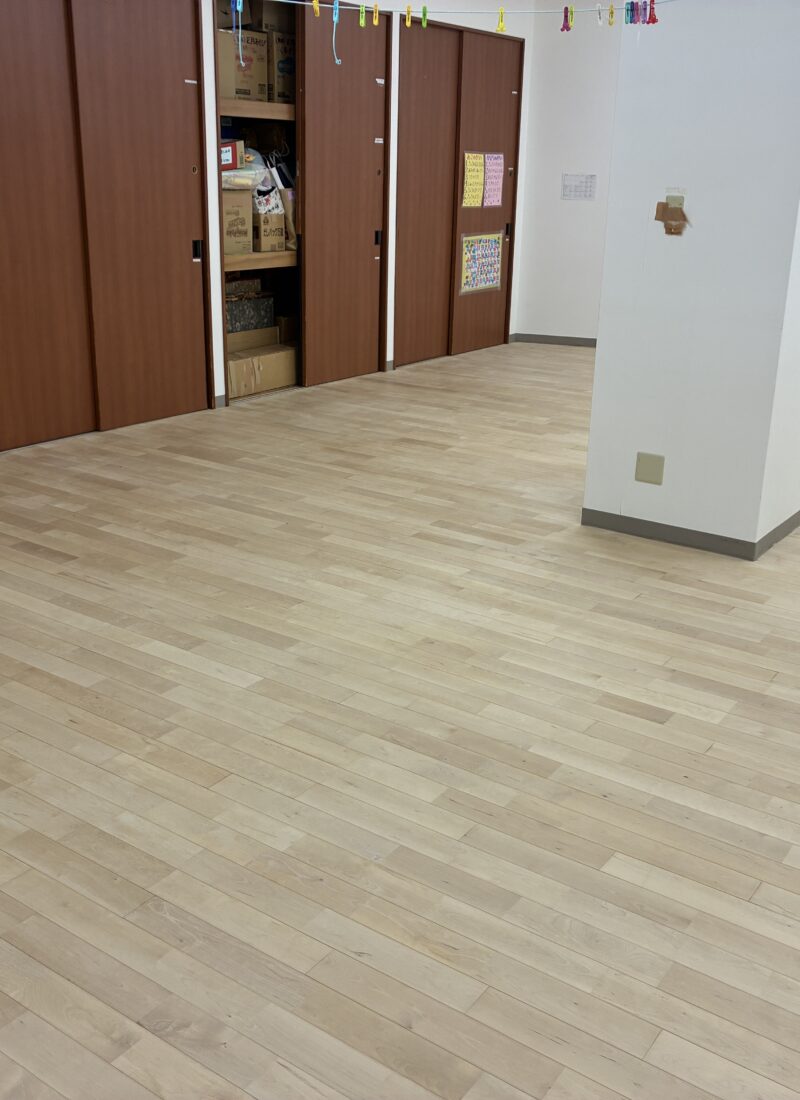 【施工後】八王子フロアサンディングの施工後｜東京都八王子市の保育施設にフロアサンディングを施工した仕上り