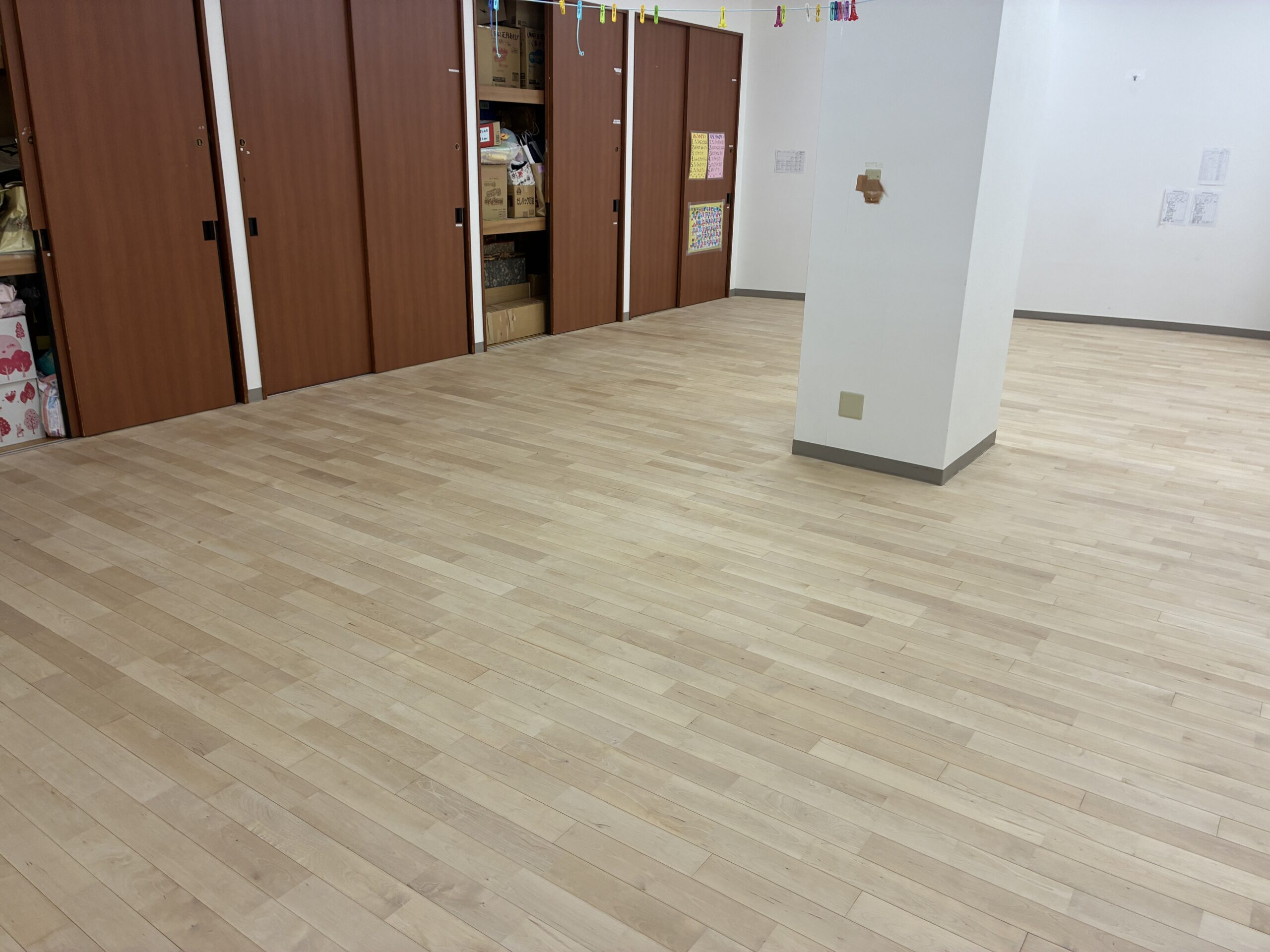 【施工後】八王子フロアサンディングの施工後｜東京都八王子市の保育施設にフロアサンディングを施工した仕上り
