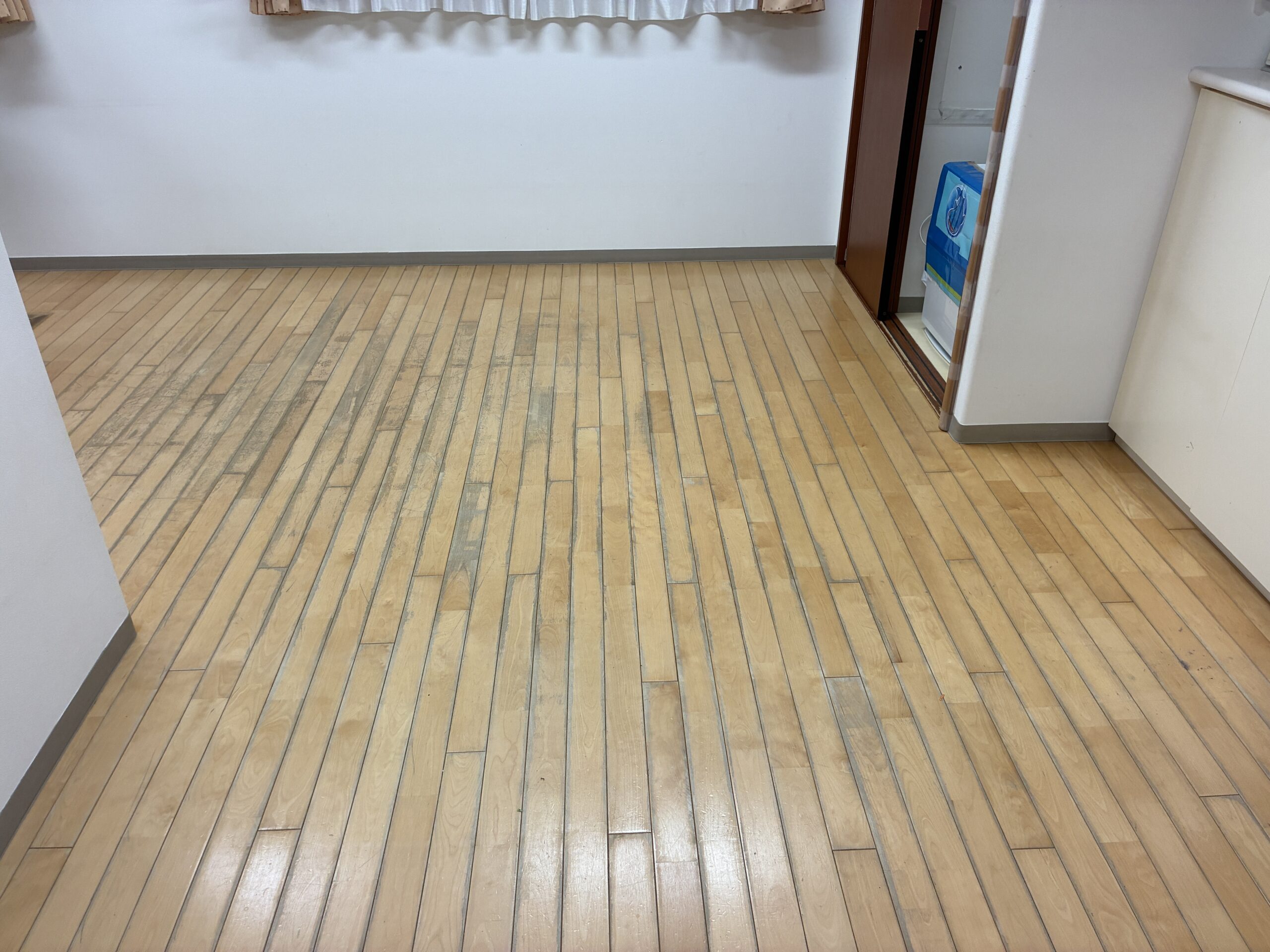 【施工前】港区フロアサンディングの施工前|東京都港区の保育施設のフローリング(フロアサンディング施工前)