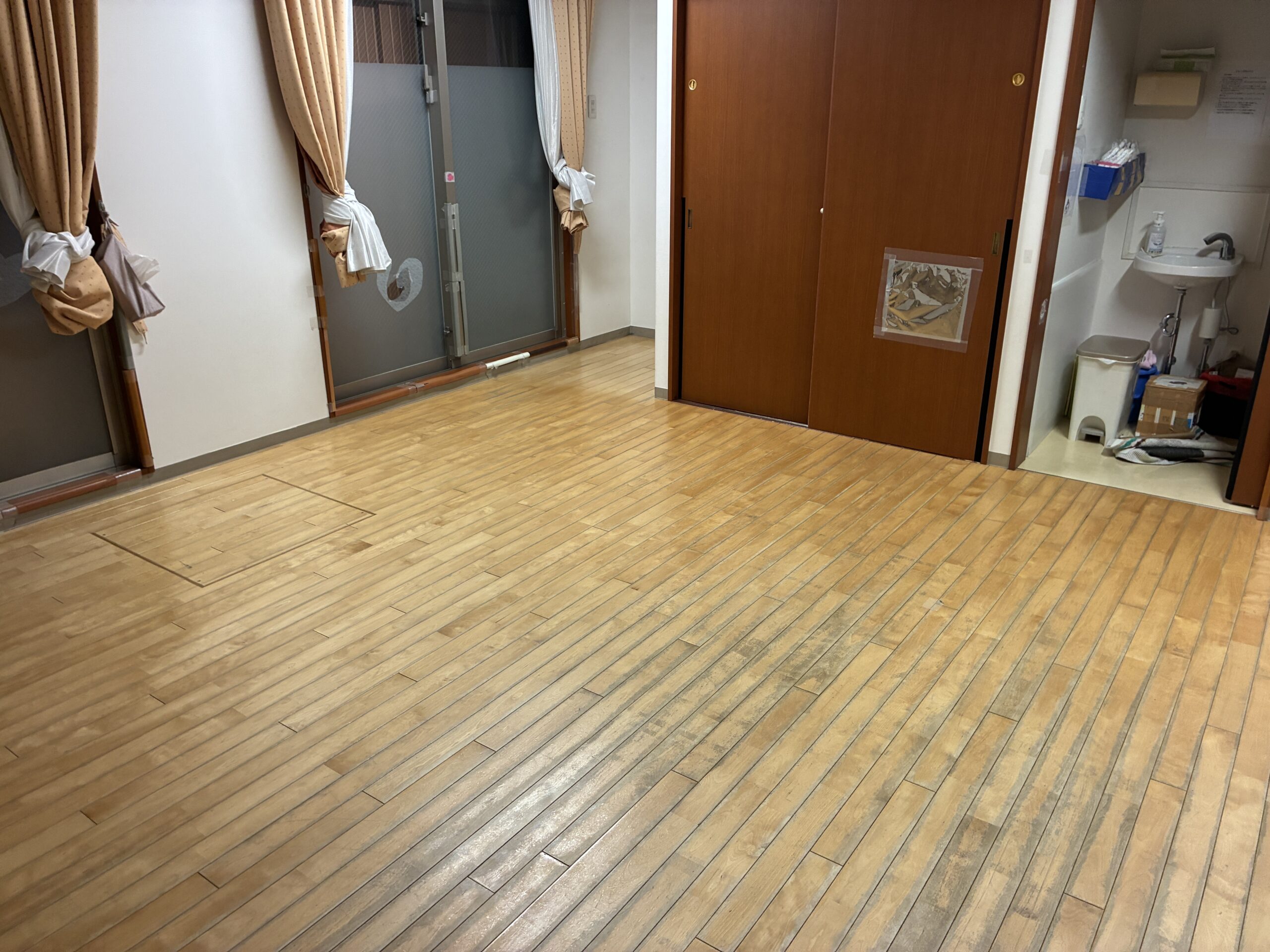 【施工前】船橋市フロアサンディングの施工前｜千葉県船橋市の保育施設のフローリング（フロアサンディング施工前）