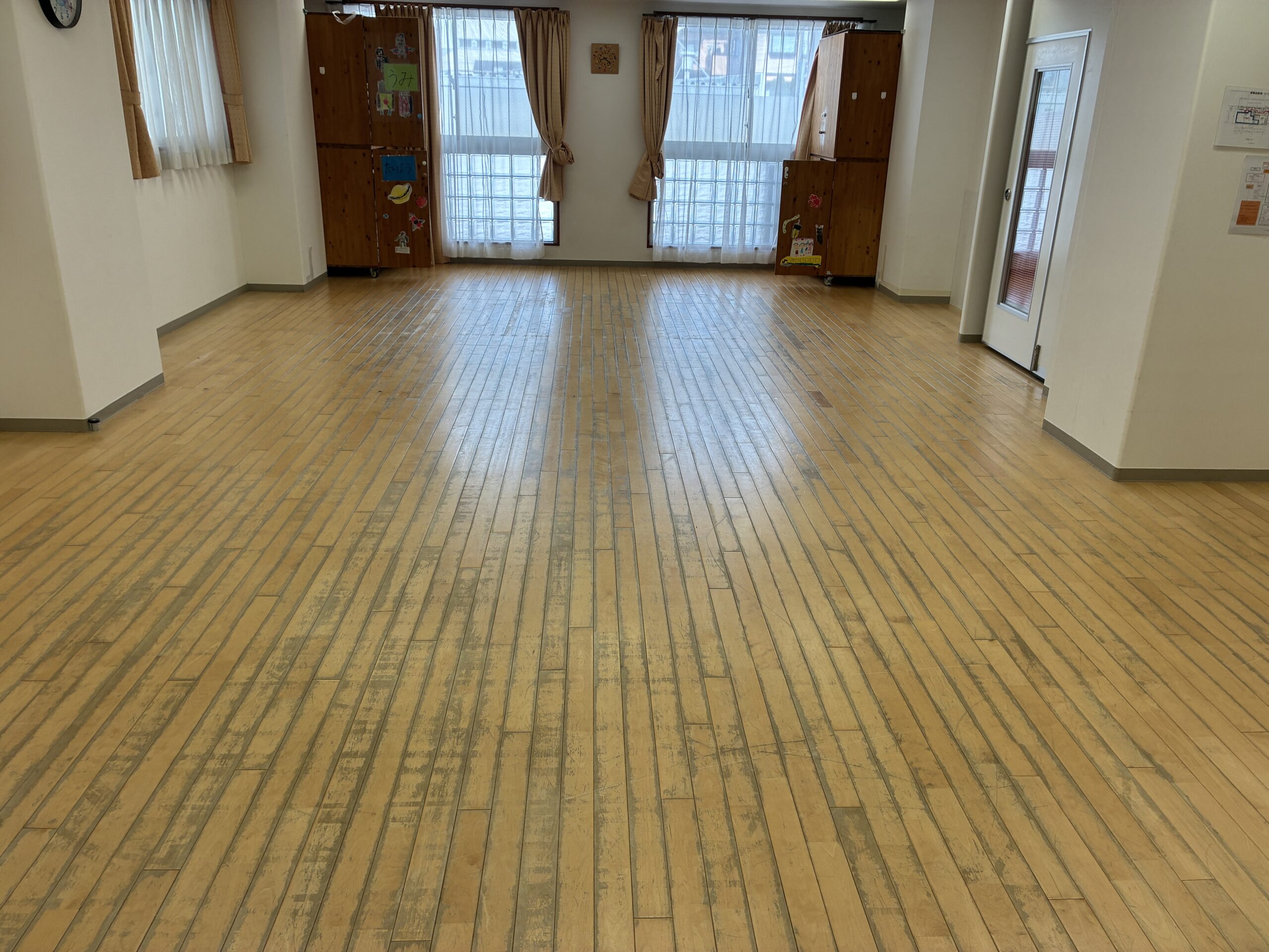 【施工前】埼玉フロアサンディングの施工前|埼玉県さいたま市の保育施設のフローリング(フロアサンディング施工前)