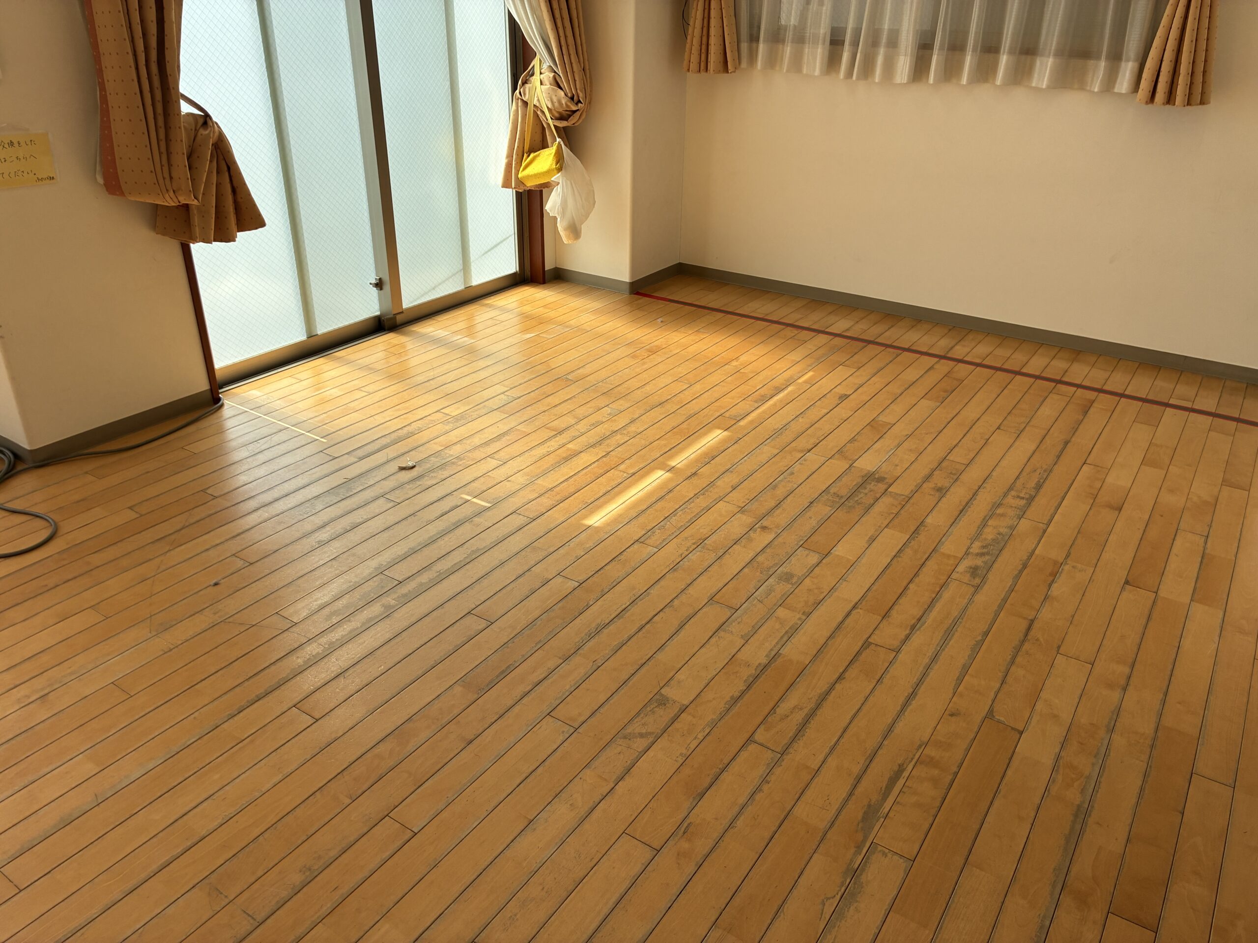 【施工前】横浜市フロアサンディングの施工前|神奈川県横浜市の保育施設のフローリング(フロアサンディング施工前)