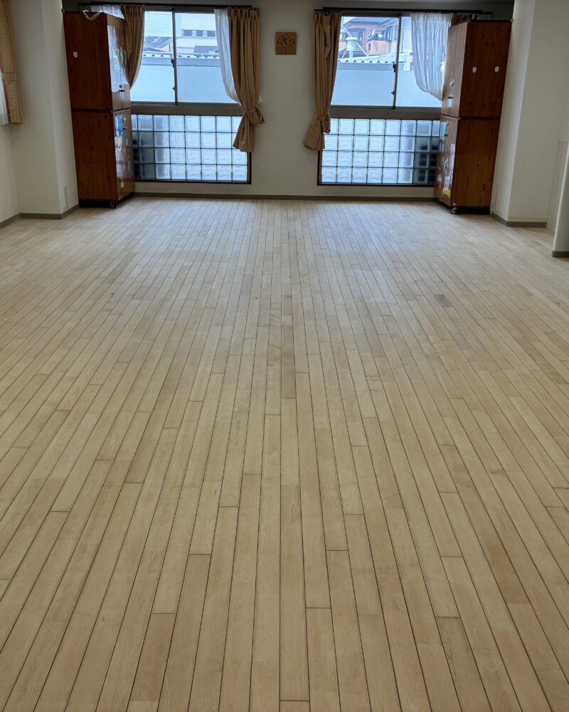 【施工後】埼玉フロアサンディングの施工後｜埼玉県さいたま市の保育施設にフロアサンディングを施工した仕上り