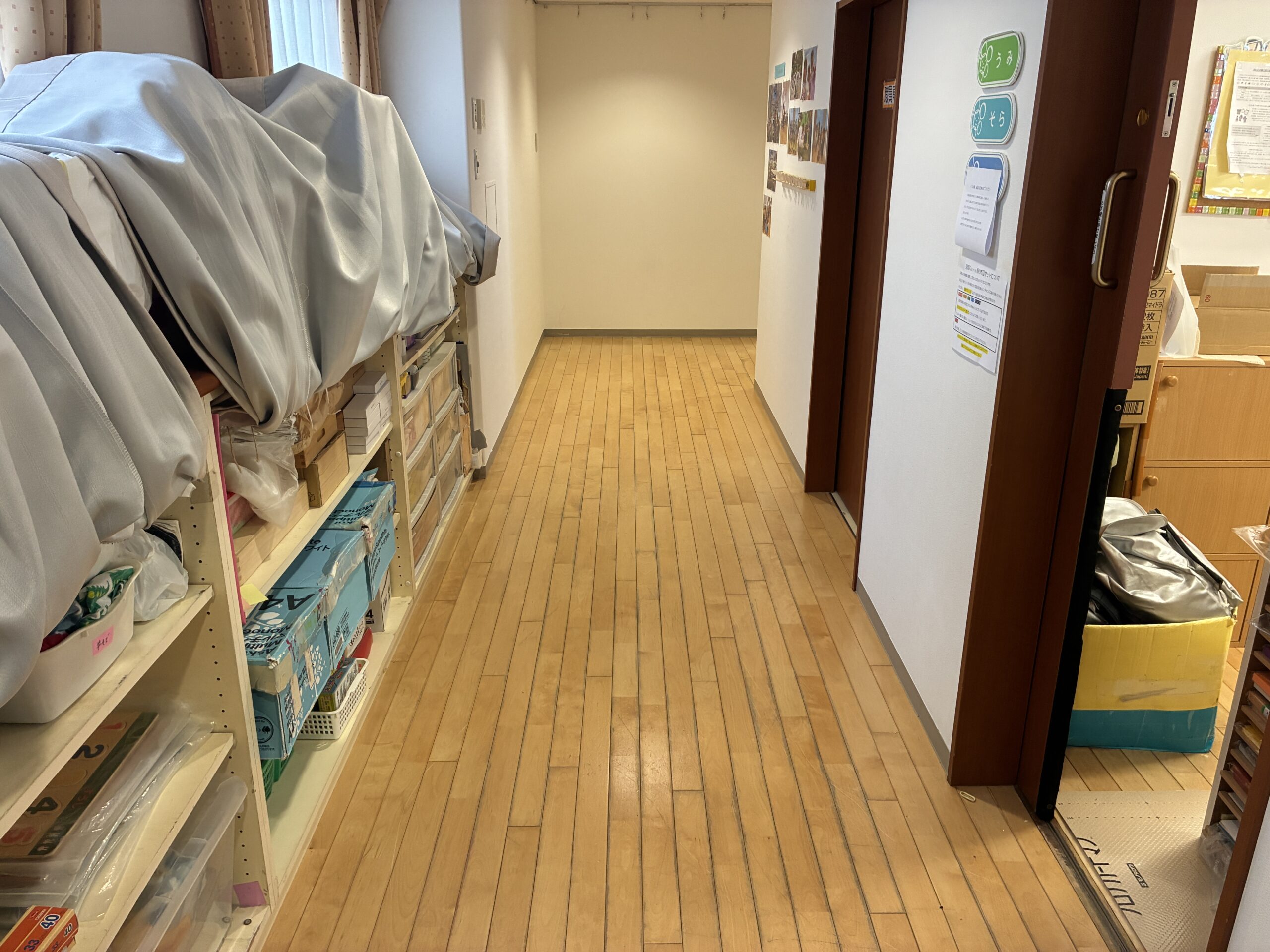 【施工前】世田谷フロアサンディングの施工前|東京都世田谷区の保育施設のフローリング(フロアサンディング施工前)