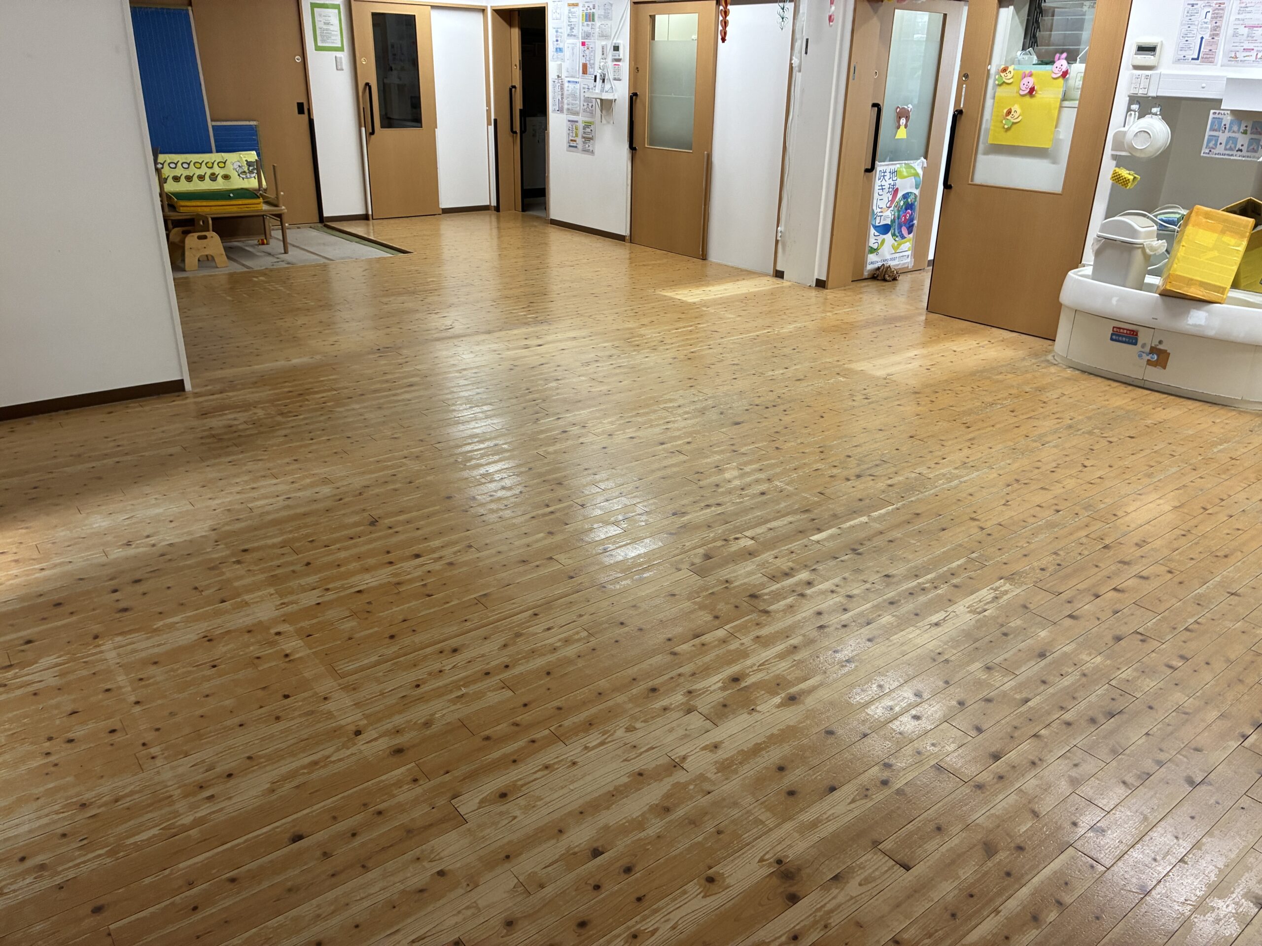【施工前】練馬区フロアサンディングの施工前|東京都練馬区の保育施設のフローリング(フロアサンディング施工前)