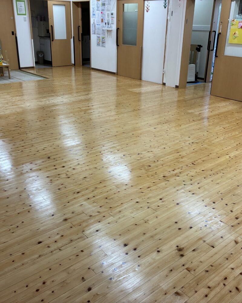 【施工後】練馬区フロアサンディングの施工後｜東京都練馬区の保育施設にフロアサンディングを施工した仕上り