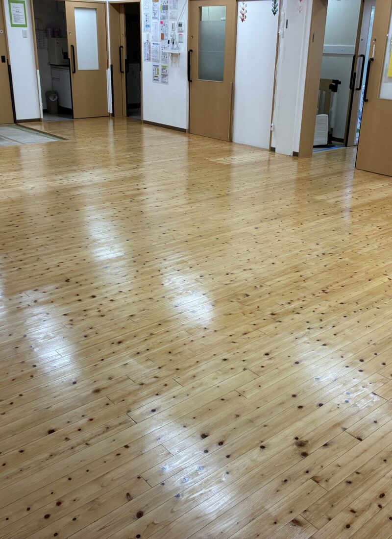 【施工後】練馬区フロアサンディングの施工後｜東京都練馬区の保育施設にフロアサンディングを施工した仕上り