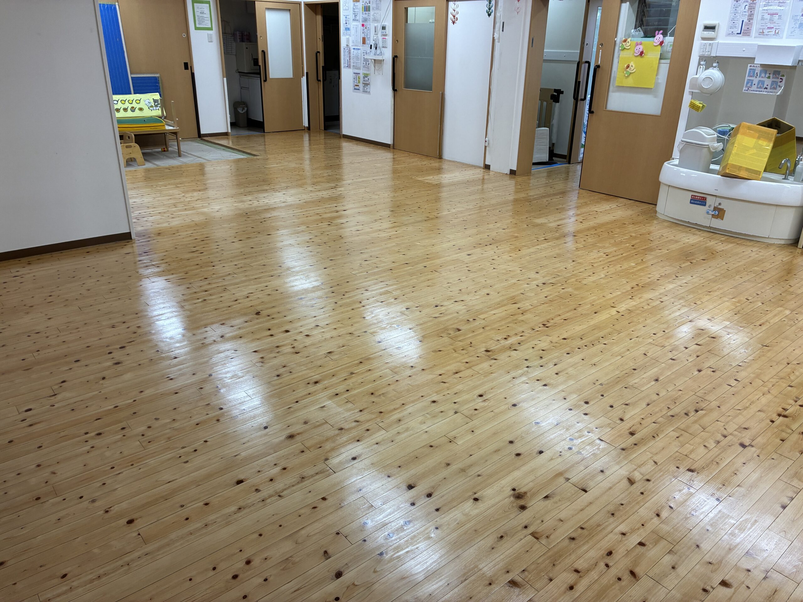 【施工後】練馬区フロアサンディングの施工後|東京都練馬区の保育施設にフロアサンディングを施工した仕上り