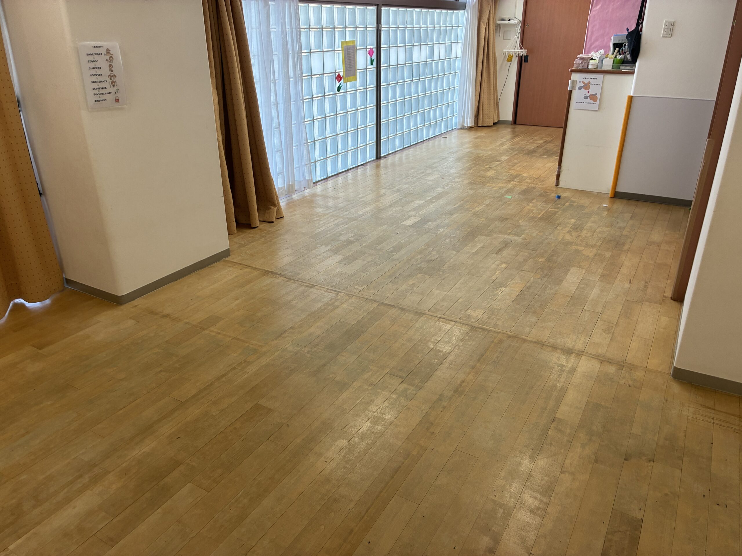 【施工前】横浜市フロアサンディングの施工前|神奈川県横浜市の保育施設のフローリング(フロアサンディング施工前)