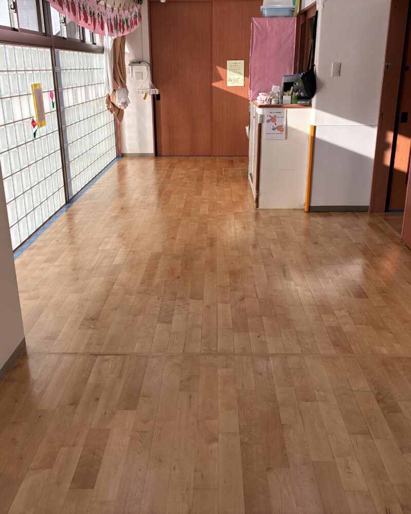 【施工後】横浜市フロアサンディングの施工後｜神奈川県横浜市の保育施設にフロアサンディングを施工した仕上り
