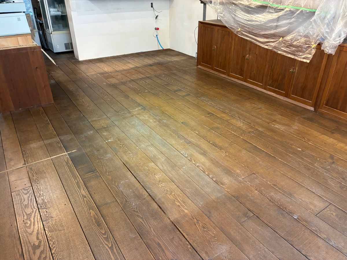 【施工前】新宿区フロアサンディングの施工前|東京都新宿区の店舗・オフィスのフローリング(フロアサンディング施工前)