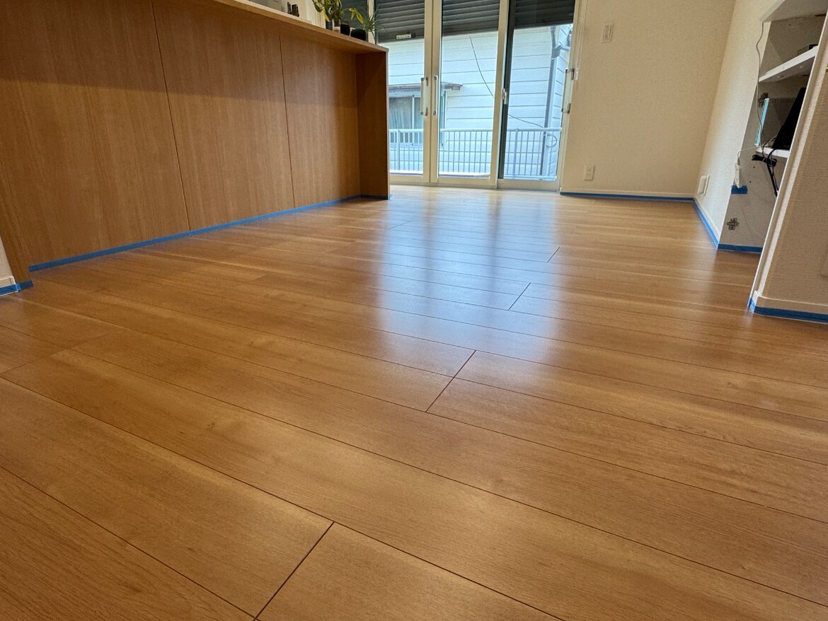 【施工前】水戸市フロアコーティングの施工前|茨城県水戸市のご入居中戸建てのフローリング(ワンニャンすべらんフロアコーティング施工前)