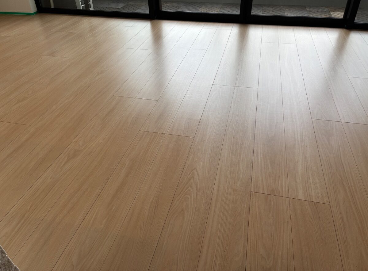 【施工前】千葉市フロアコーティングの施工前|千葉県千葉市の中古マンションのフローリング(ガラスフロアコーティング施工前)
