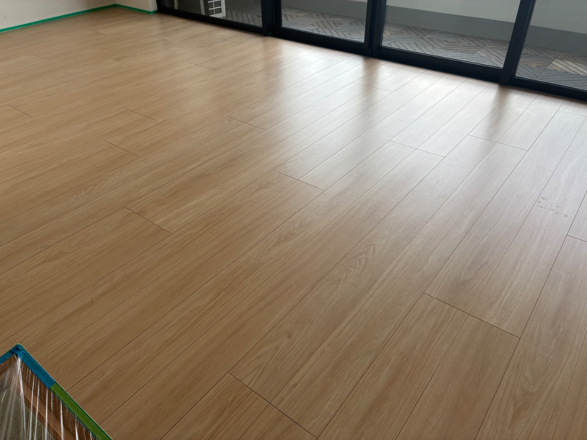 【施工後】千葉市フロアコーティングの施工後|千葉県千葉市の中古マンションにガラスフロアコーティングを施工した仕上り