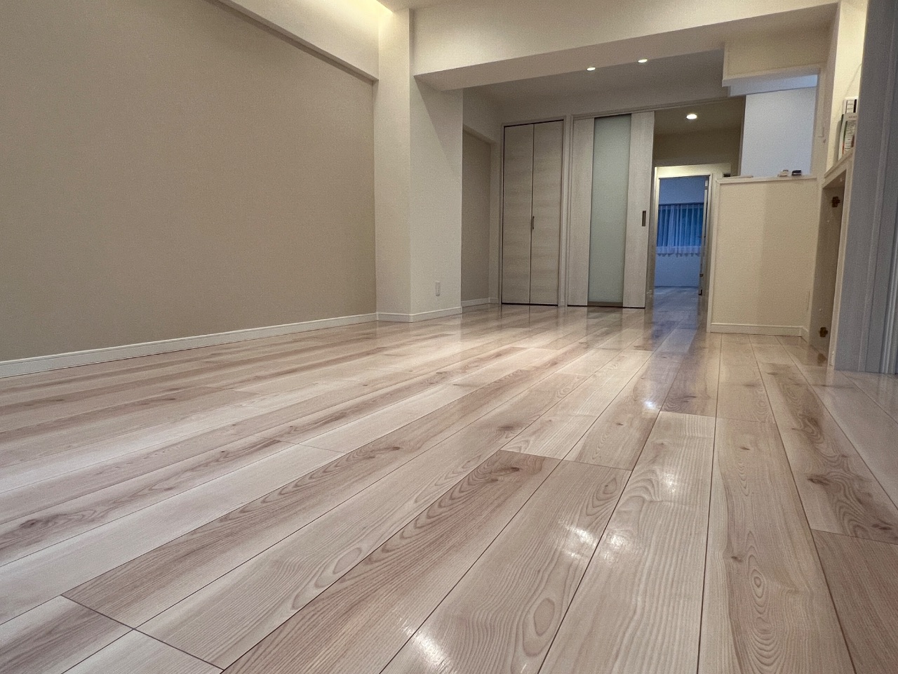 【施工後】横浜市フロアコーティングの施工後｜神奈川県横浜市の床新規張替済マンションにシリコンフロアコーティングを施工した仕上り