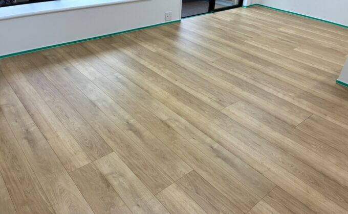 【施工前】福岡市フロアコーティングの施工前｜福岡県福岡市のリノベーション済みマンションのフローリング（ワンニャンすべらんフロアコーティング施工前）