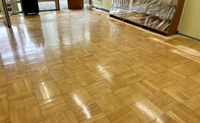 【施工前】調布市フロアサンディングの施工前｜東京都調布市の保育施設の無垢材フローリング（フロアコーティング施工前）