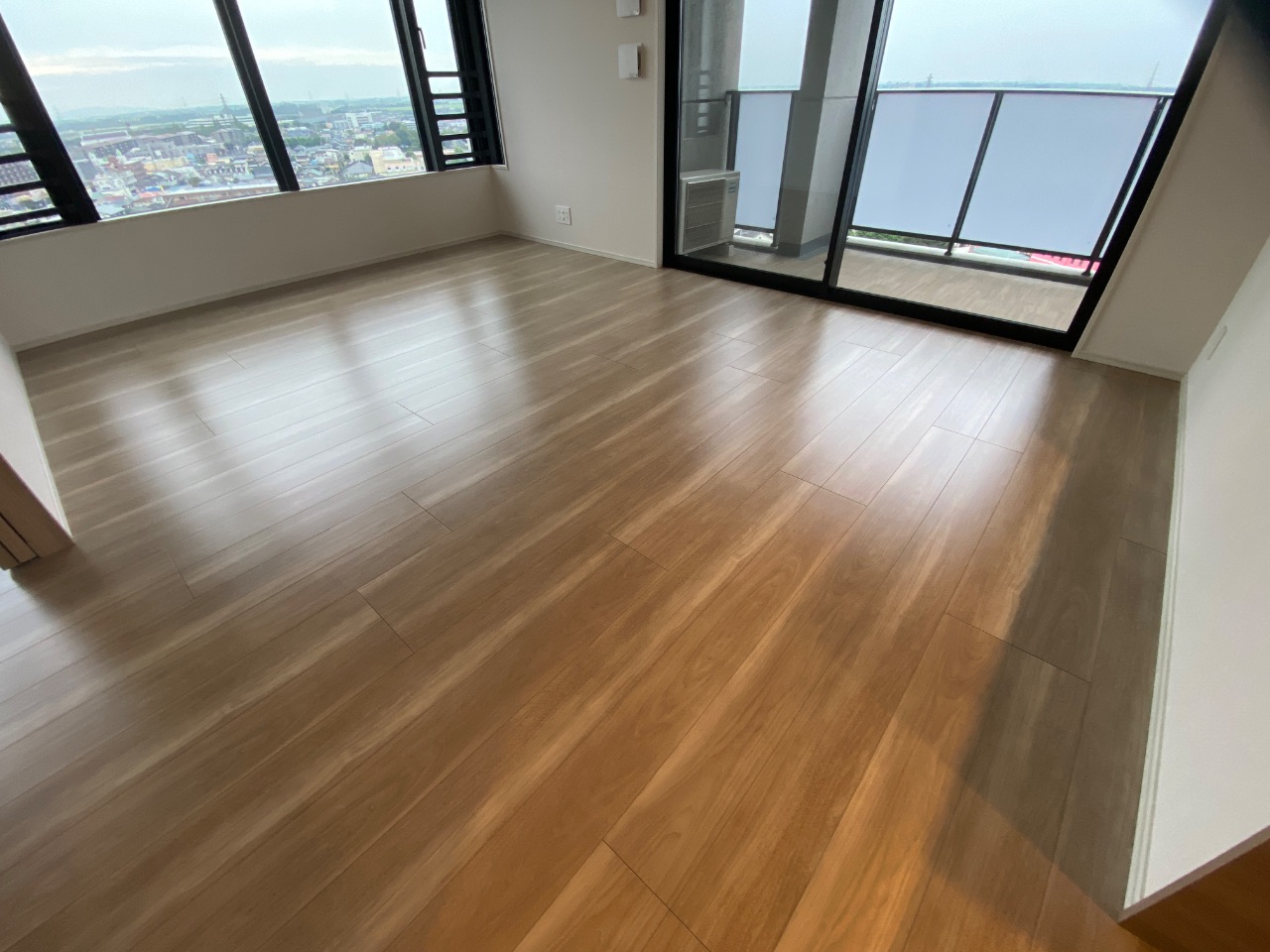 【施工後】鴻巣市フロアコーティングの施工後｜埼玉県鴻巣市のご新築マンションにセラミックガラスフロアコーティングを施工した仕上り