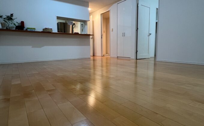 【施工後】船橋市フロアコーティングの施工後｜千葉県船橋市の中古マンションにガラスフロアコーティングを施工した仕上り
