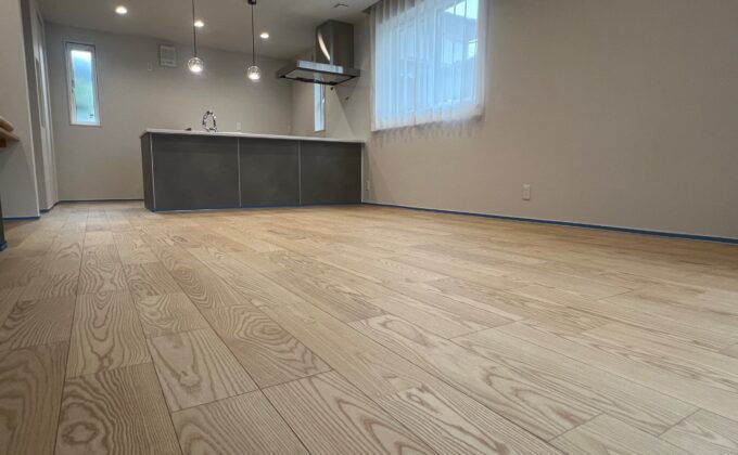 【施工前】セラミックガラスフロアコーティングの施工前｜千葉県四街道市のご新築戸建てのフローリング（フロアコーティング施工前）
