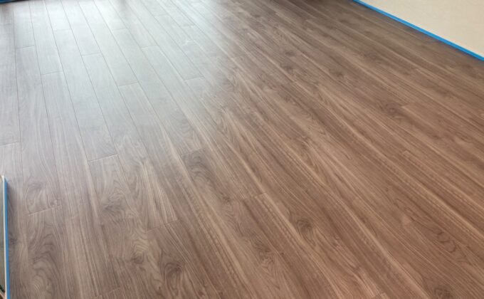 【施工前】シリコンフロアコーティングの施工前｜神奈川県横浜市青葉区のご新築マンションのシートフローリング（フロアコーティング施工前）