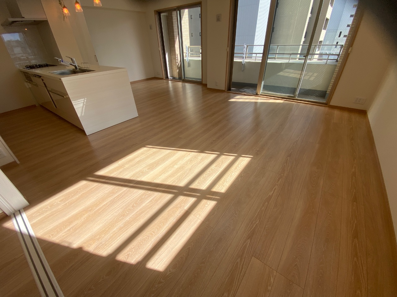 【施工後】台東区フロアコーティングの施工後|東京都台東区のリノベーション済みマンションにガラスフロアコーティングを施工した仕上り