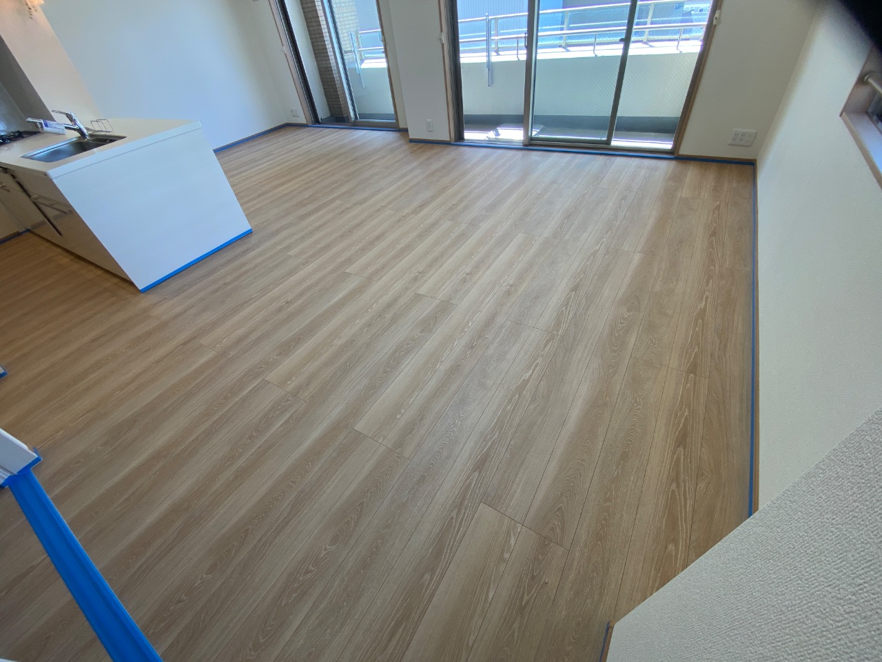 【施工前】台東区フロアコーティングの施工前|東京都台東区のリノベーション済みマンションのシートフローリング(ガラスフロアコーティング施工前)