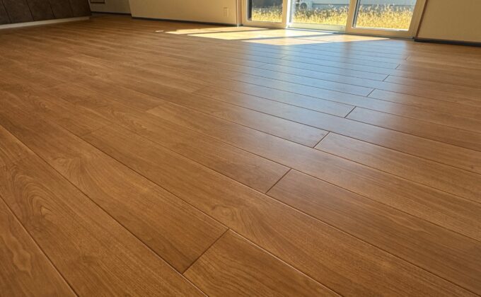 【施工前】山梨県南アルプス市のフロアコーティングの施工前｜山梨県南アルプス市のご新築戸建てのシートフローリング（フロアコーティング施工前）｜ワンニャンすべらん