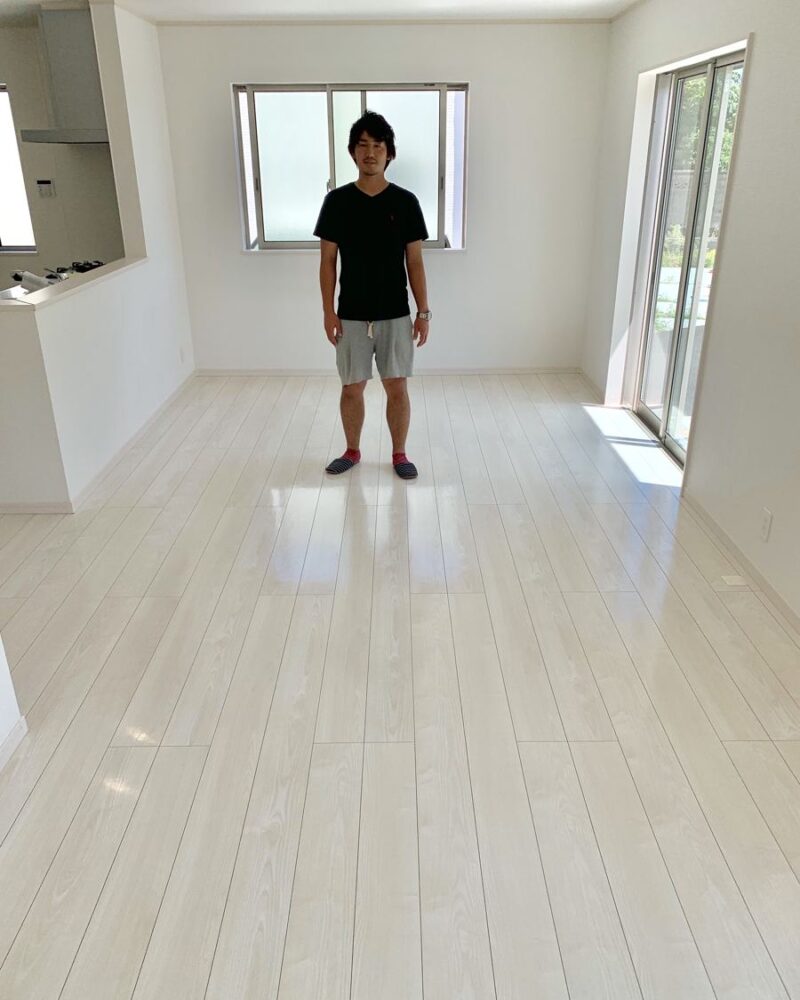 東京都足立区のご新築戸建てで施工後の床とお客様（セラミックガラスフロアコーティング（光沢）施工後）