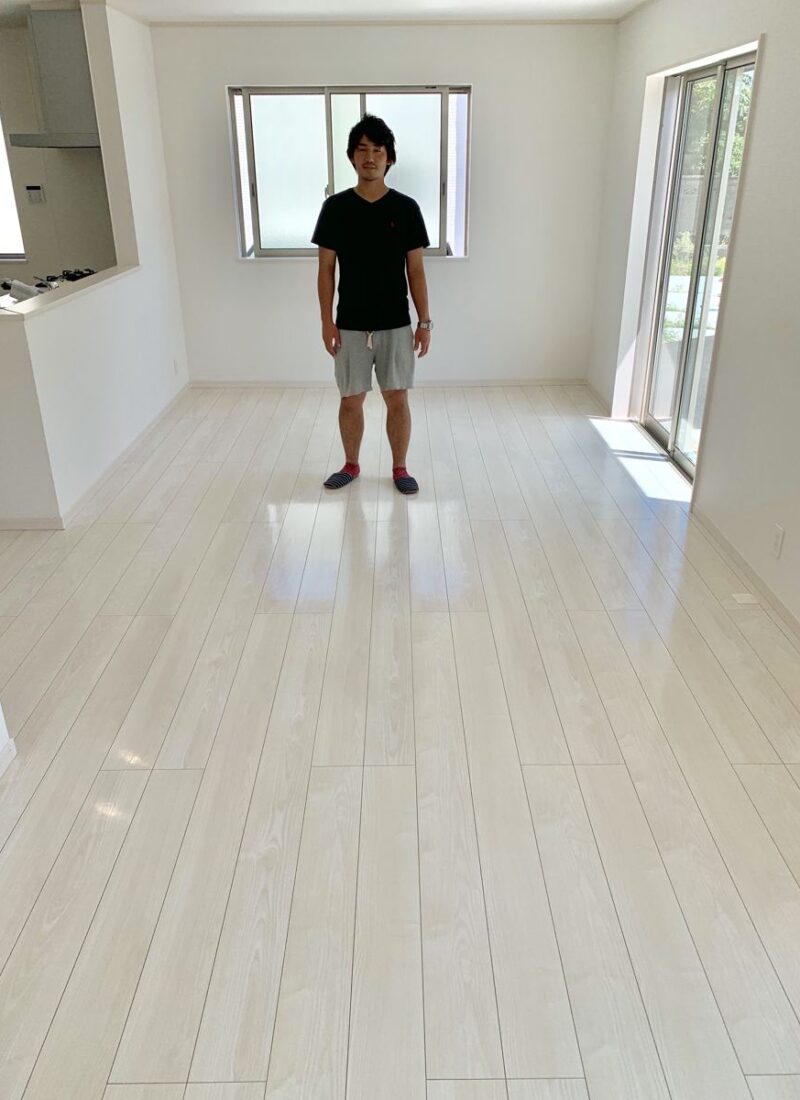 東京都足立区のご新築戸建てで施工後の床とお客様（セラミックガラスフロアコーティング（光沢）施工後）