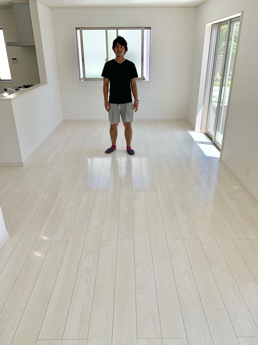 東京都足立区のご新築戸建てで施工後の床とお客様(セラミックガラスフロアコーティング(光沢)施工後)